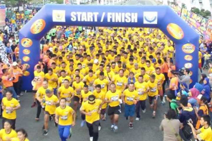 Peserta Marine Customs Run (MCR) sedang mengikuti lomba jalan santai yang diadakan Kanwil DJBC Khusus Kepulauan Riau di Kabupaten Karimun, Minggu (24/1).