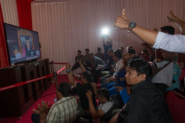 Pendukung pasangan calon bupati Barru - Sulawesi Selatan Andi Idris Syukur - Suardi Saleh bersorak saat mendengar putusan majelis hakim yang menolak gugatan pemohon di Mahkamah Konstitusi (MK), Jakarta, Kamis (21/1).