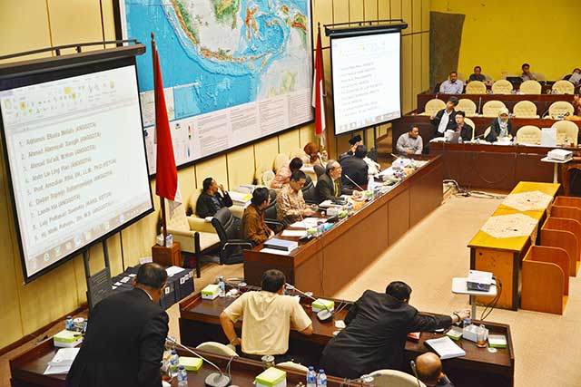 Suasana pemilihan sembilan anggota Ombudsman yang dibacakan oleh Ketua Komisi II Rambe Kamaruzzaman, yang dilakukan secara musyawarah mufakat di Ruang Komisi II, Gedung Nusantara, Kompolek Parlemen, Senayan, Jakarta, Kamis (28/1).