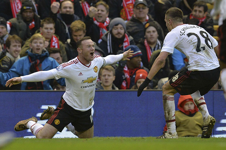 Striker Manchester United (MU) Wayne Rooney (kiri) mengekspresikan kegembiraan bersama Morgan Schneiderlin seusai mencetak gol ke gawang Liverpool dalam laga lanjutan Liga Inggris di Stadion Anfield, Liverpool, Inggris, kemarin.