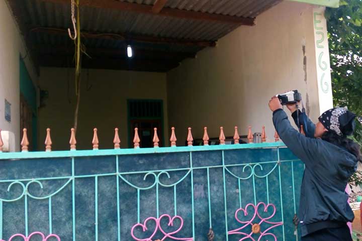 Jurnalis mengabadikan gambar rumah Sugito