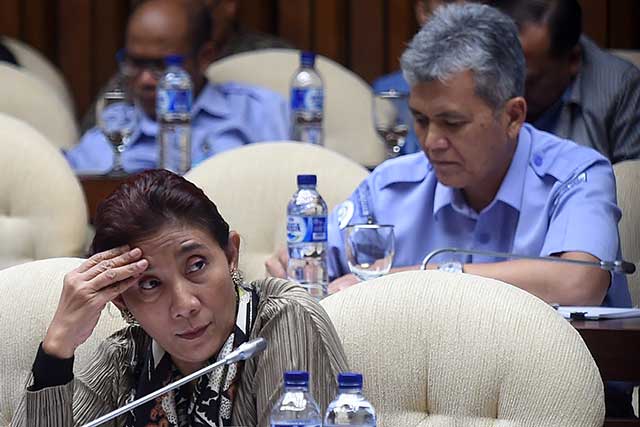 Menteri Kelautan dan Perikanan Susi Pudjiastuti menyimak pertanyaan anggota Komisi IV saat rapat kerja di Komplek Parlemen Senayan, Jakarta, Rabu (27/1).