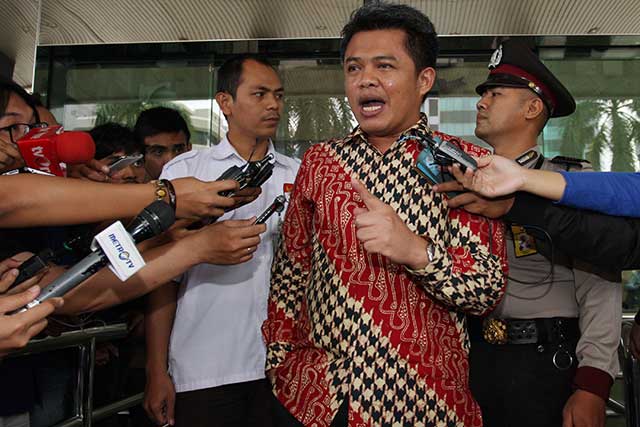 Ketua Komisi Pengawas Persaingan Usaha (KPPU) Syarkawi Rauf (tengah) berjalan keluar seusai bertemu dengan pimpinan Komisi Pemberantasan Korupsi (KPK) di Gedung KPK, Jakarta, Selasa (26/1).