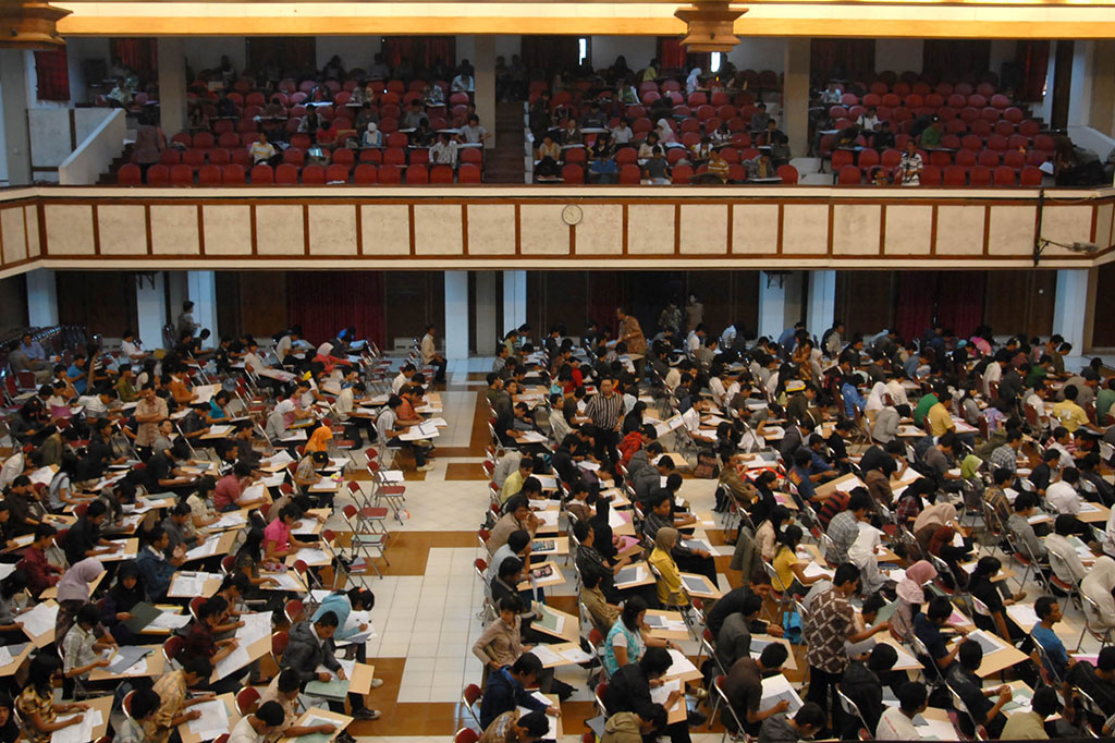 Ratusan calon mahasiswa mengikuti Ujian Keterampilan bidang Kesenian Seleksi Nasional Masuk Perguruan Tinggi Negeri (SNMPTN) di Auditorium Universitas Sebelas Maret, Solo, Jateng.