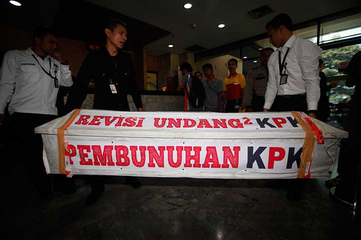 Petugas keamanan KPK memeriksa paket berbentuk peti mati yang dikirim ke Gedung KPK, Jakarta, Selasa (20/10).