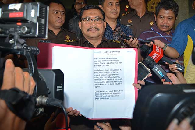 Kasubdit Penyidikan Tindak Pidana Korupsi pada Jaksa Agung Muda Pidana Khusus Kejaksaan Agung, Yulianto, didampingi jaksa-jaksa lainnya menunjukkan salinan pesan bernada ancaman saat melapor ke Badan Reserse Kriminal Markas Besar Polri, Jakarta, kemarin.