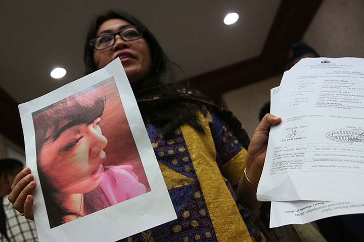 Direktur LBH APIK Ratna Batara Munti menunjukkan foto dan bukti laporan Dita Aditia Ismawati terhadap anggota DPR dari F-PDIP Masinton Pasaribu, seusai mendatangi Mahkamah Kehormatan Dewan (MKD) di kompleks parlemen, Jakarta, kemarin.