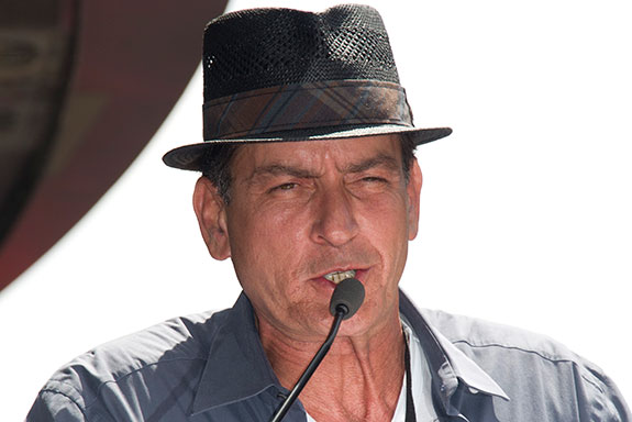 Kejujuran Charlie Sheen Dorong Kesadaran Tentang HIV