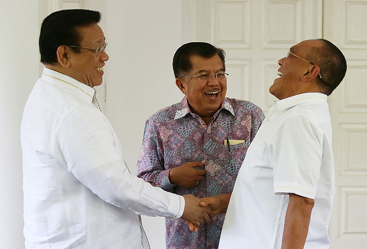 Wapres yang juga Ketua Tim Transisi Partai Golkar Jusuf Kalla mempertemukan Ketum Partai Golkar hasil Munas Riau Aburizal Bakrie (kanan) dan Wakil Ketua Umum Partai Golkar hasil Munas Riau Agung Laksono di Rumah Dinas Wapres, di Jakarta, Rabu (3/2/2016).