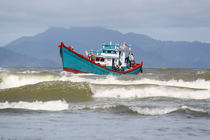 Tinggi Gelombang Tiga Meter, Pelayaran ke Sabu Lumpuh
