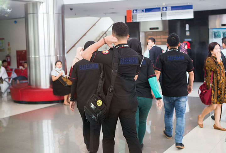 Petugas dari Bareskrim Mabes Polri memasuki paviliun kencana untuk melakukan penggeledahan terkait kasus jual beli ginjal di Rumah Sakit Cipto Mangunkusumo, Jakarta, Kamis, (4/2).