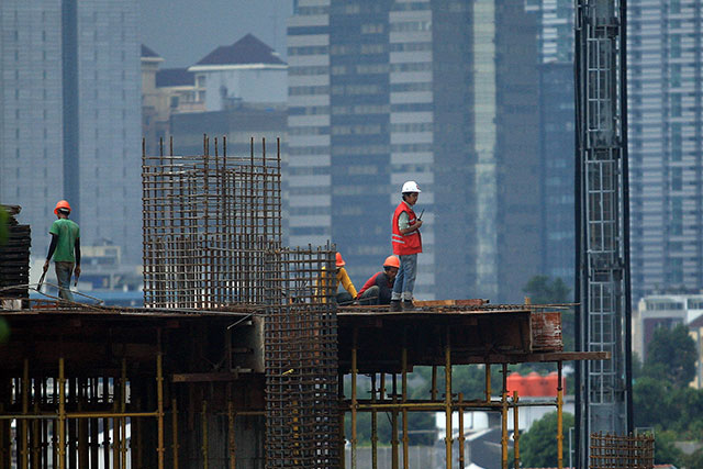 Sejumlah pekerja tengah mengerjakan proyek properti di kawasan Mega Kuningan, Jakarta, Senin (11/1).