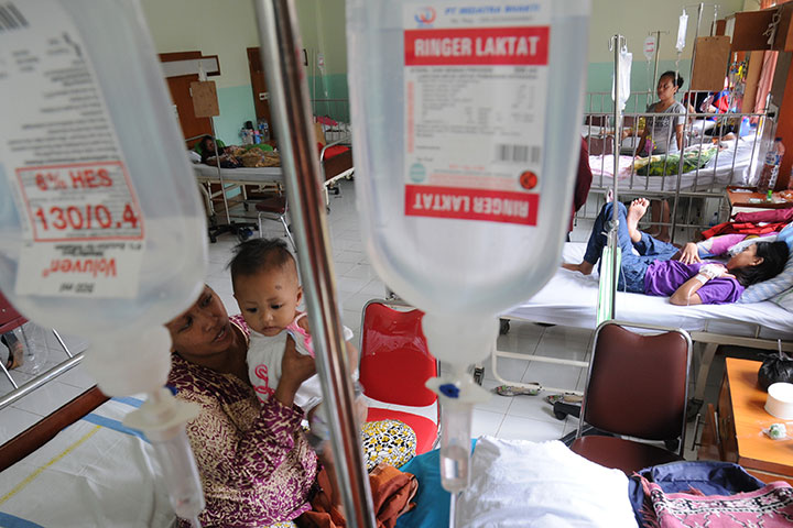 Pasien demam berdarah dengue (DBD) mendapat perawatan di bangsal Rumah Sakit Umum Daerah (RSUD) Kota Depok, Jawa Barat, kemarin.