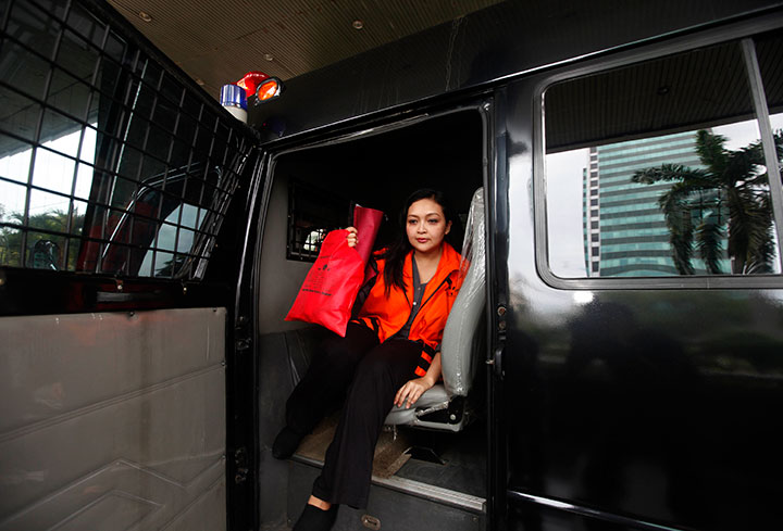 Tersangka kasus dugaan suap proyek di Kementerian PU-Pera Julia Prasetyarini keluar dari mobil tahanan untuk menjalani pemeriksaan sebagai saksi atas tersangka Damayanti Wisnu di Gedung KPK, Jakarta, Rabu (3/2/2016).