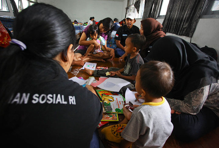 Petugas bermain dengan anak-anak dari eks anggota Gerakan Fajar Nusantara (Gafatar) asal Kota Yogyakarta di Gedung Transito, Yogyakarta, kemarin.