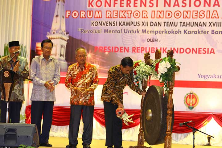 Presiden Joko Widodo (kanan) memukul gong saat pembukaan Konferensi Nasional Forum Rektor Indonesia 2016 di Yogyakarta, akhir pekan lalu.