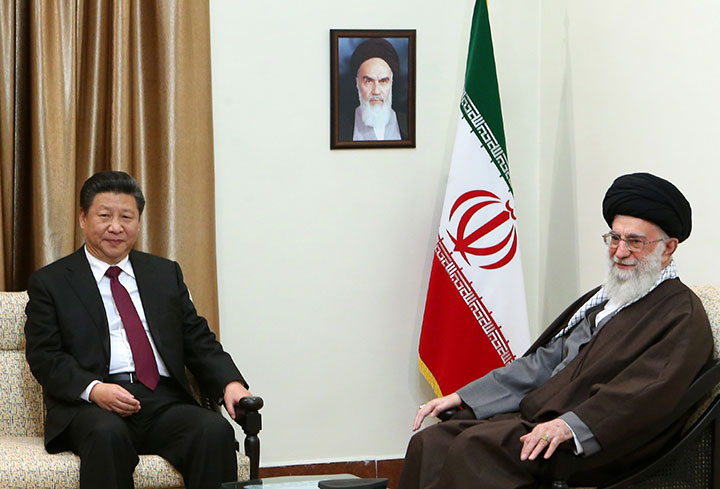 Pemimpin Tertinggi Iran Ayatollah Khamenei (kanan) bertemu dengan Presiden China Xi Jinping di Teheran (23/1/2016).