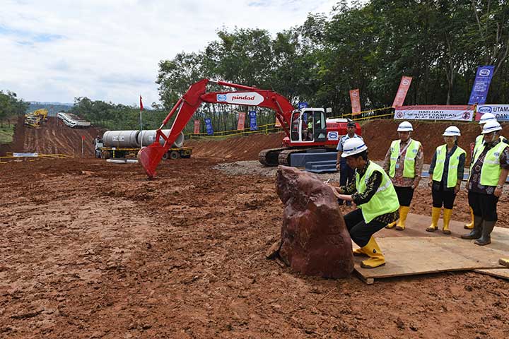 Presiden Joko Widodo (kiri) menandatangani prasasti saat 'groundbreaking' pembangunan Kereta Cepat Jakarta-Bandung di Cikalong Wetan, Bandung Barat, Jawa Barat, Kamis (21/1).