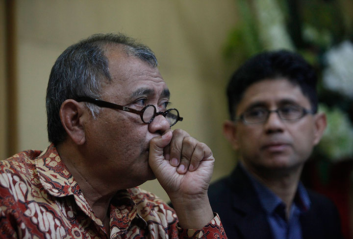 Ketua KPK Agus Rahardjo (kiri) didampingi Wakil Ketua Muhammad Laode Syarif menyampaikan pernyataan pers di Gedung KPK, Jakarta, Rabu (3/2/2016).