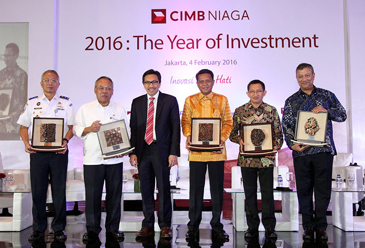 Presdir PT Bank CIMB Niaga Tbk Tigor M Siahaan (ketiga dari kiri) berfoto bersama para pembicara pada CIMB Niaga Economic Forum 2016 bertajuk 2016: The Year of Investment, di Jakarta, Kamis (4/2).