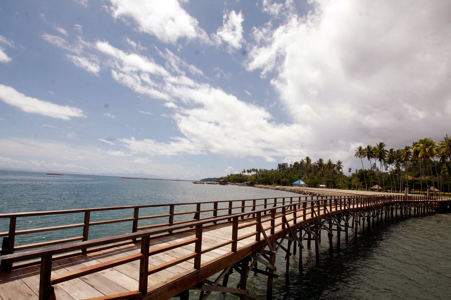 Pemandangan Pantai Waisai Tercinta (WTC) di Kepulauan Raja Ampat, Papua Barat