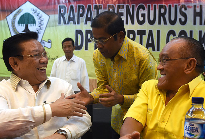 Ketua Umum Partai Golkar Aburizal Bakrie (kanan) bersama Wakil Ketua Umum Agung Laksono (kiri) dan Sekjen Partai Golkar Idrus Marham (tengah) berbincang disela rapat pengurus partai di DPP Partai Golkar, Jakarta, Kamis (4/2).