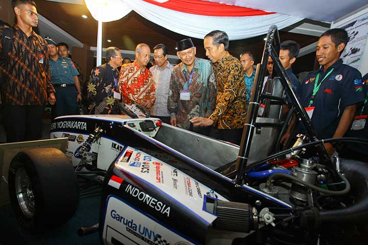 Presiden Joko Widodo (tengah) mengamati mobil balap karya mahasiswa UNY saat pembukaan Konferensi Nasional Forum Rektor Indonesia 2016 di Auditorium Universitas Negeri Yogyakarta, Sleman, DI Yogyakarta, Jumat (29/1).