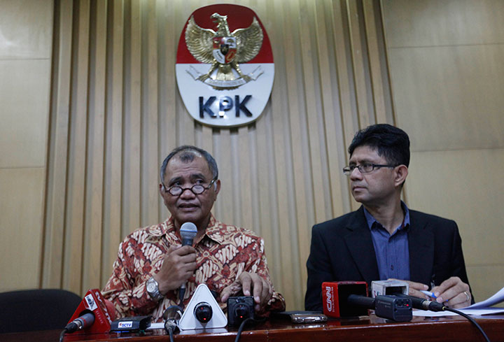 Ketua KPK Agus Rahardjo (kiri) didampingi Wakil Ketua Muhammad Laode Syarif menyampaikan pernyataan pers di Gedung KPK, Jakarta, Rabu (3/2).