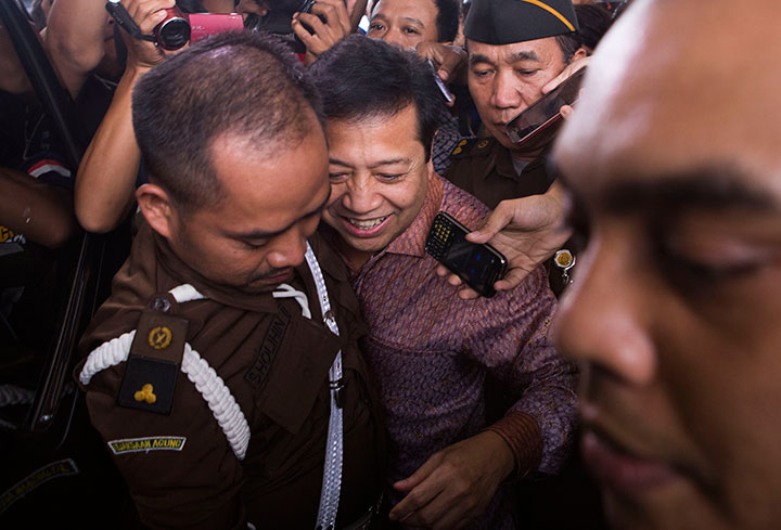 Mantan Ketua DPR Setya Novanto keluar ruangan seusai menjalani pemeriksaan terkait dengan kasus dugaan permintaan saham kepada PT Freeport Indonesia, di Kejaksaan Agung, Jakarta, Kamis (4/2).