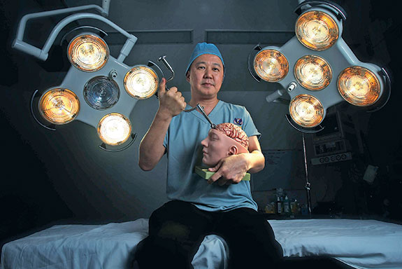 Eka Julianto Wahjoepramono: Ahli Bedah Saraf yang Diakui Dunia