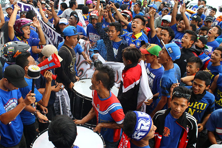 Aremania Dominasi Stadion Gelora Bung Karno