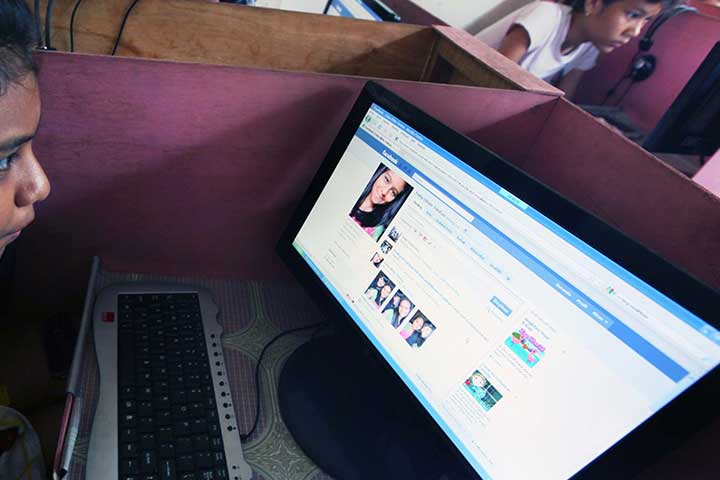 MUI Palu Larang Perempuan Pamer Aurat di Facebook