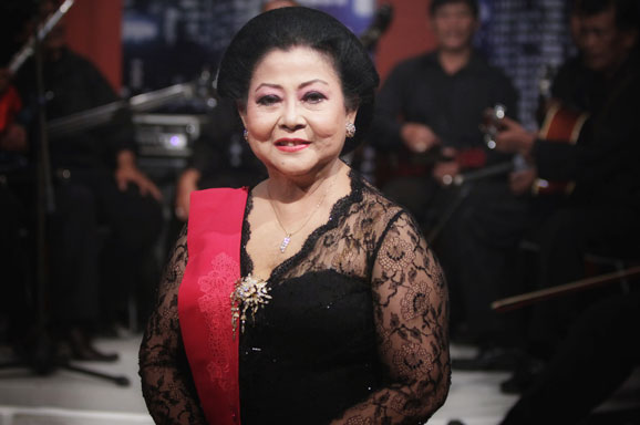 Waljinah Terharu Mendapat Tanda Cinta Jokowi