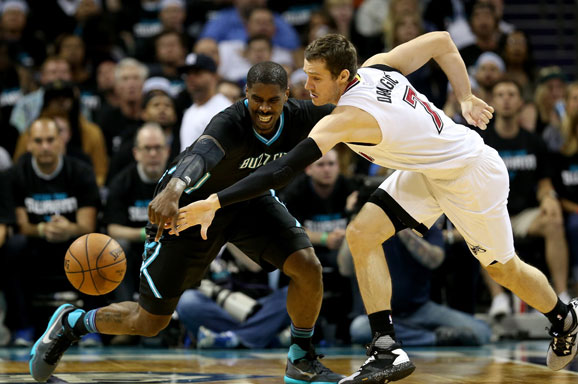 Hornets Bukukan Kemenangan Pertama di Playoff Dalam 14 Tahun