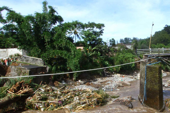 Jembatan Lalayan Roboh, Akses Terputus