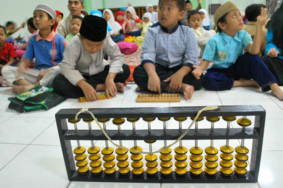 Sempoa Latih Ketangkasan Berpikir Anak