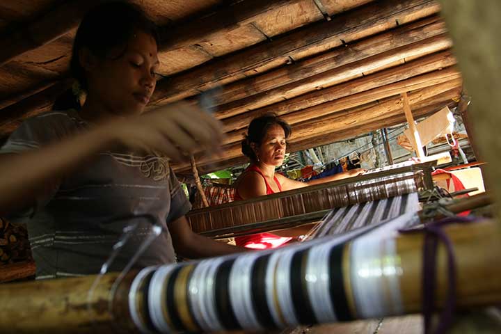 Pemkab Sijunjung Patenkan 30 Motif Tenun Unggan