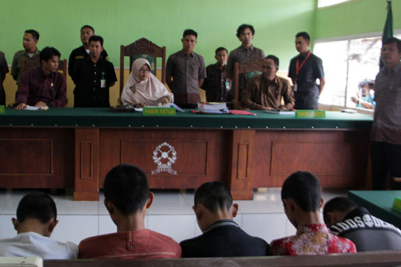 Lima Jaksa Tuntut Pemuda Pemerkosa Yy