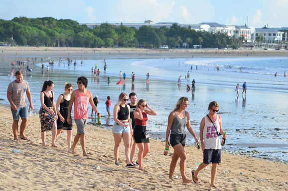 Pemandu Wisata Asing Ancam Pariwisata Bali