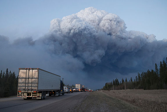 Puluhan Ribu Orang Mengungsi Akibat Kebakaran