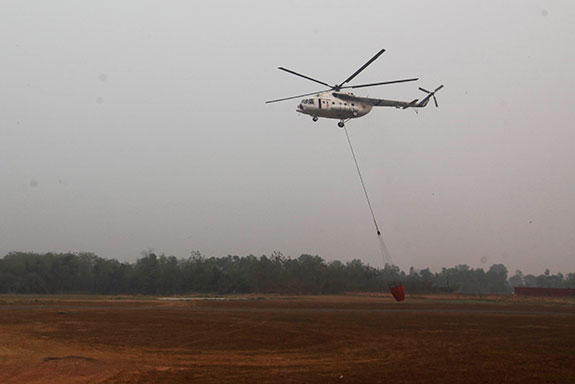 Helikopter Dikerahkan Untuk Padamkan Kebakaran Lahan