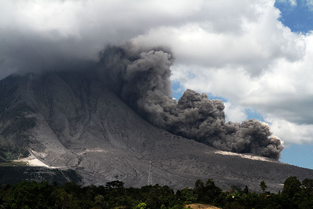 Mensos Santuni Keluarga Korban Awan Panas Sinabung