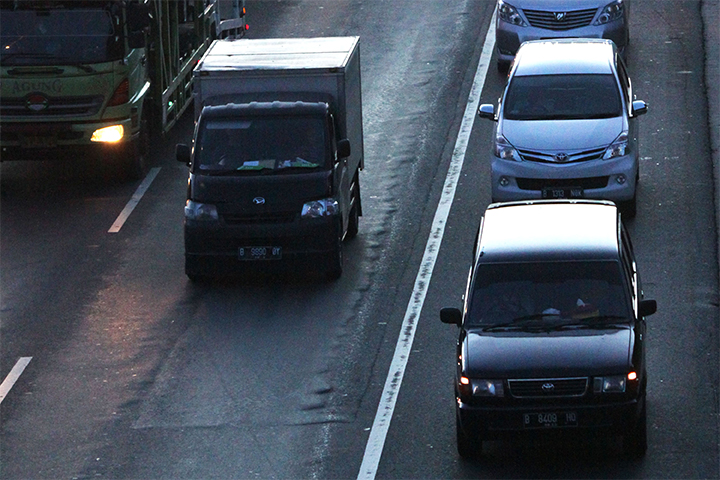 Diberlakukan Sistem Buka-Tutup, Pengendara Memilih Istirahat di Bahu Jalan