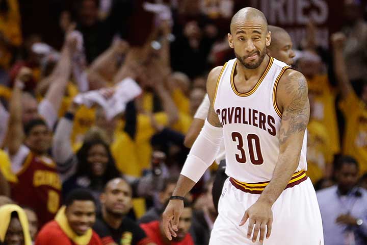 Pukul Kemaluan Biyombo, Jones Diganjar Skorsing Satu Laga