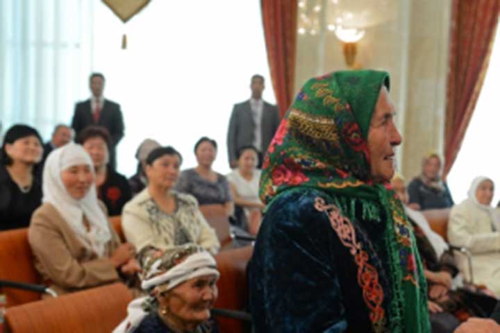 Ibu dengan Anak Lebih dari Enam dapat Gelar Pahlawan di Kyrgyzstan