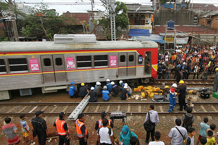 KRL Bogor-Jatinegara Anjlok di Manggarai