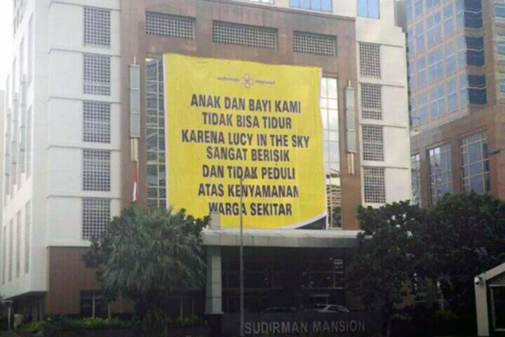 Warga Pasang Baliho Protes Lucy in the Sky