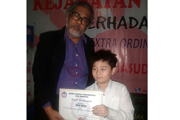 Artis Cilik Kevin Kahuni Terima Penghargaan dari Komnas Anak