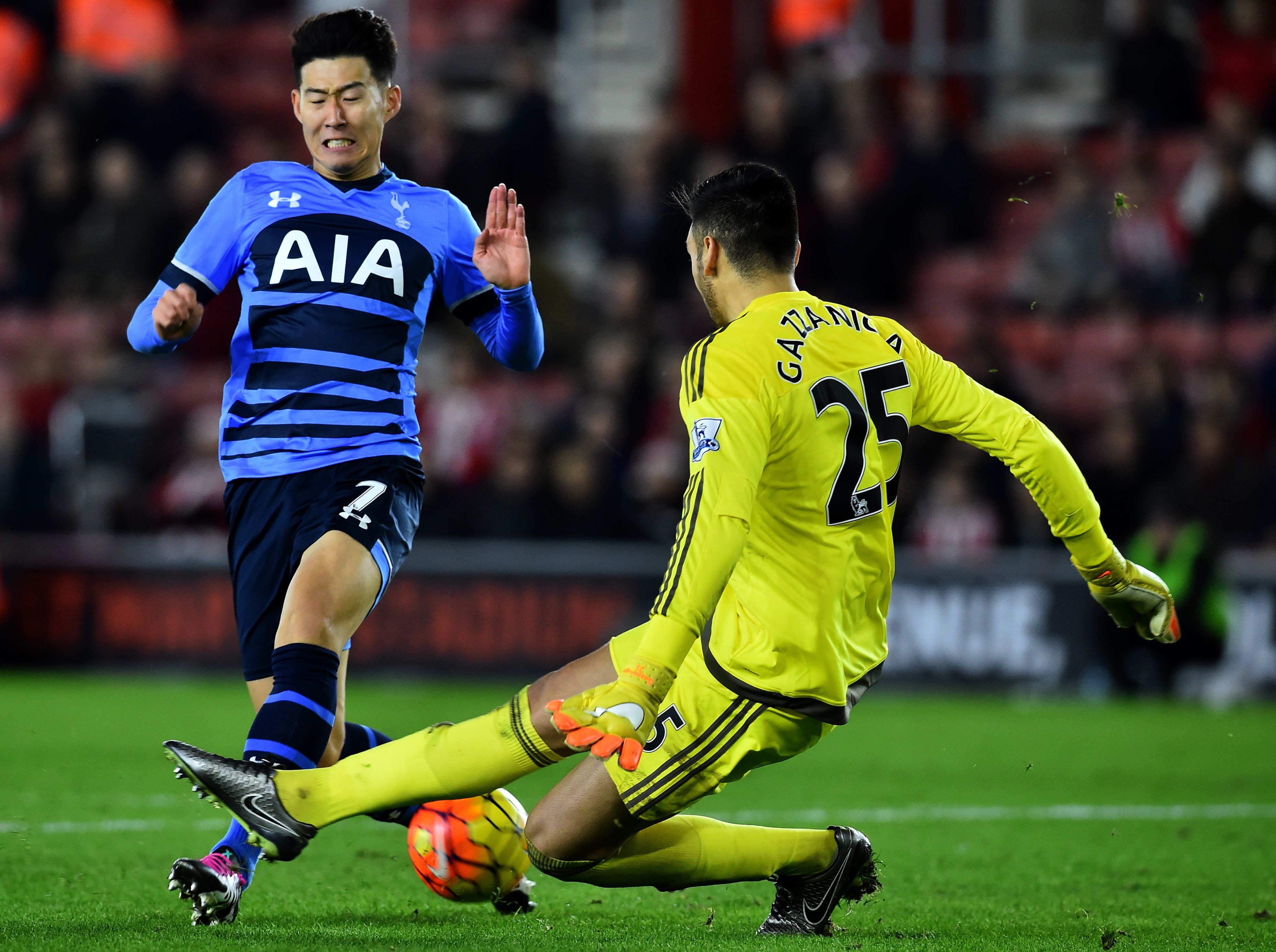 Southampton Pinjamkan Gazzaniga ke Rayo Vallecano