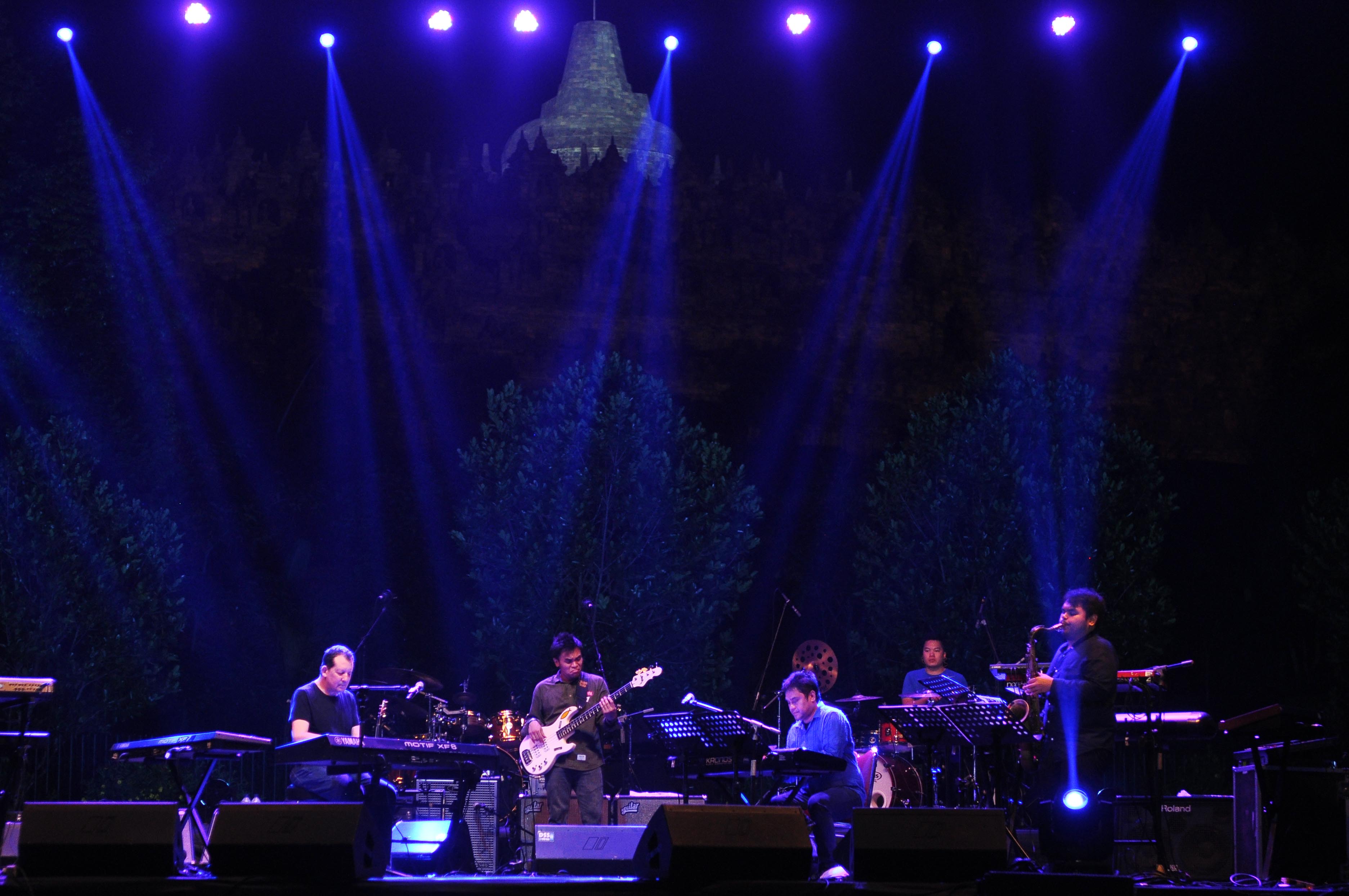 Erupsi,Jazz Bromo Tetap Digelar